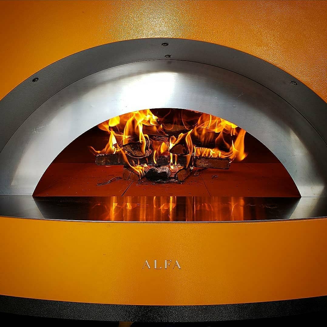 Alfa Moderno 5 Pizze Outdoor Gas Hybrid Pizza Oven with Black Base - Freestanding - Fire Yellow