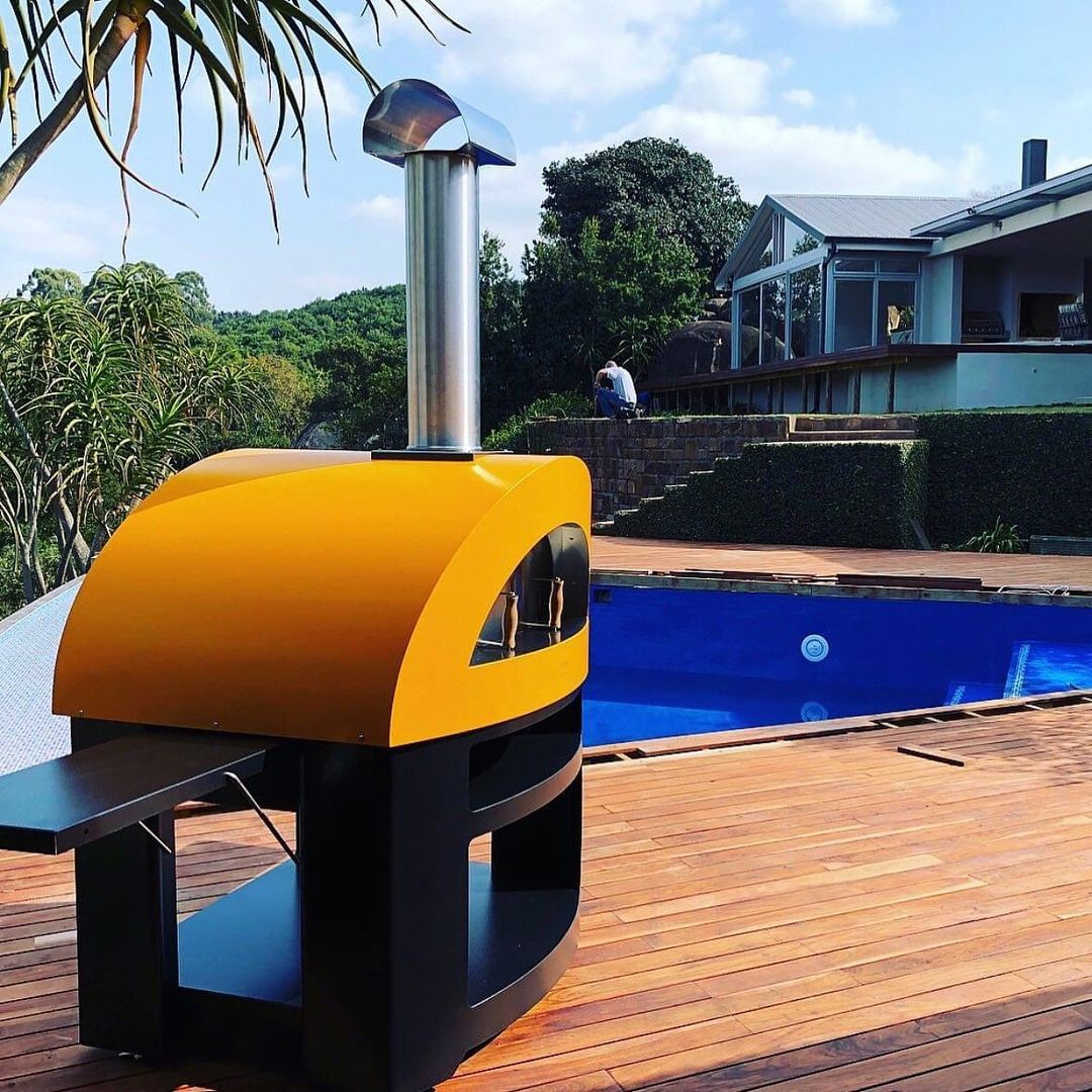 Alfa Moderno 5 Pizze Outdoor Gas Hybrid Pizza Oven with Black Base - Freestanding - Fire Yellow