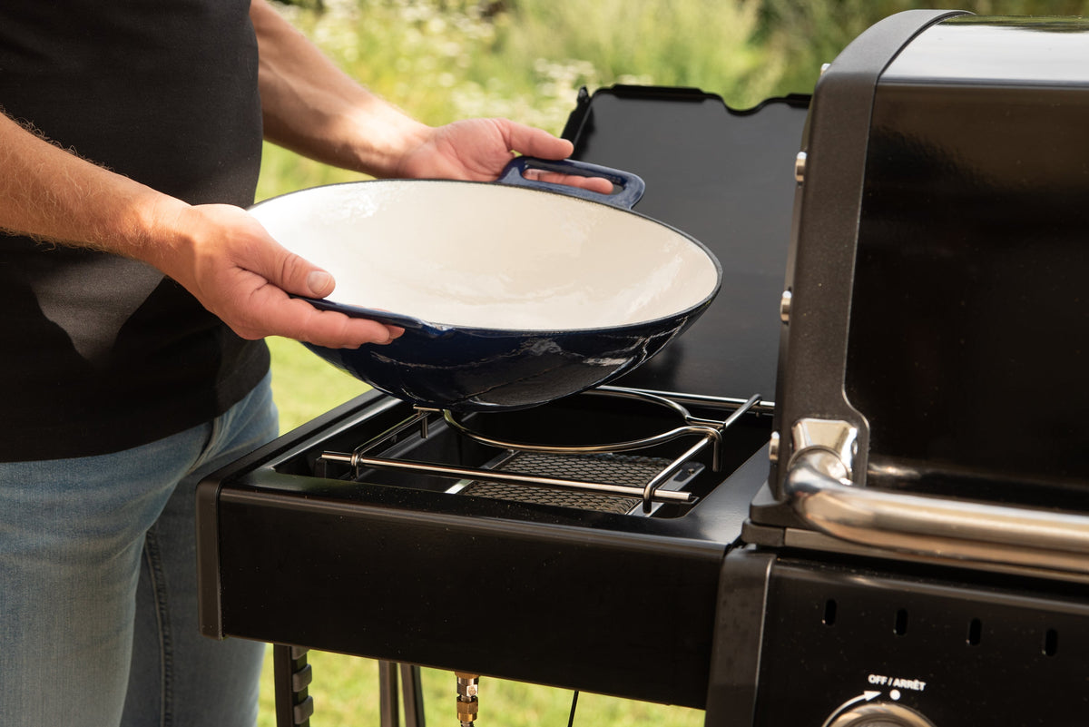 Broil King Cast Grilling Wok – view 3