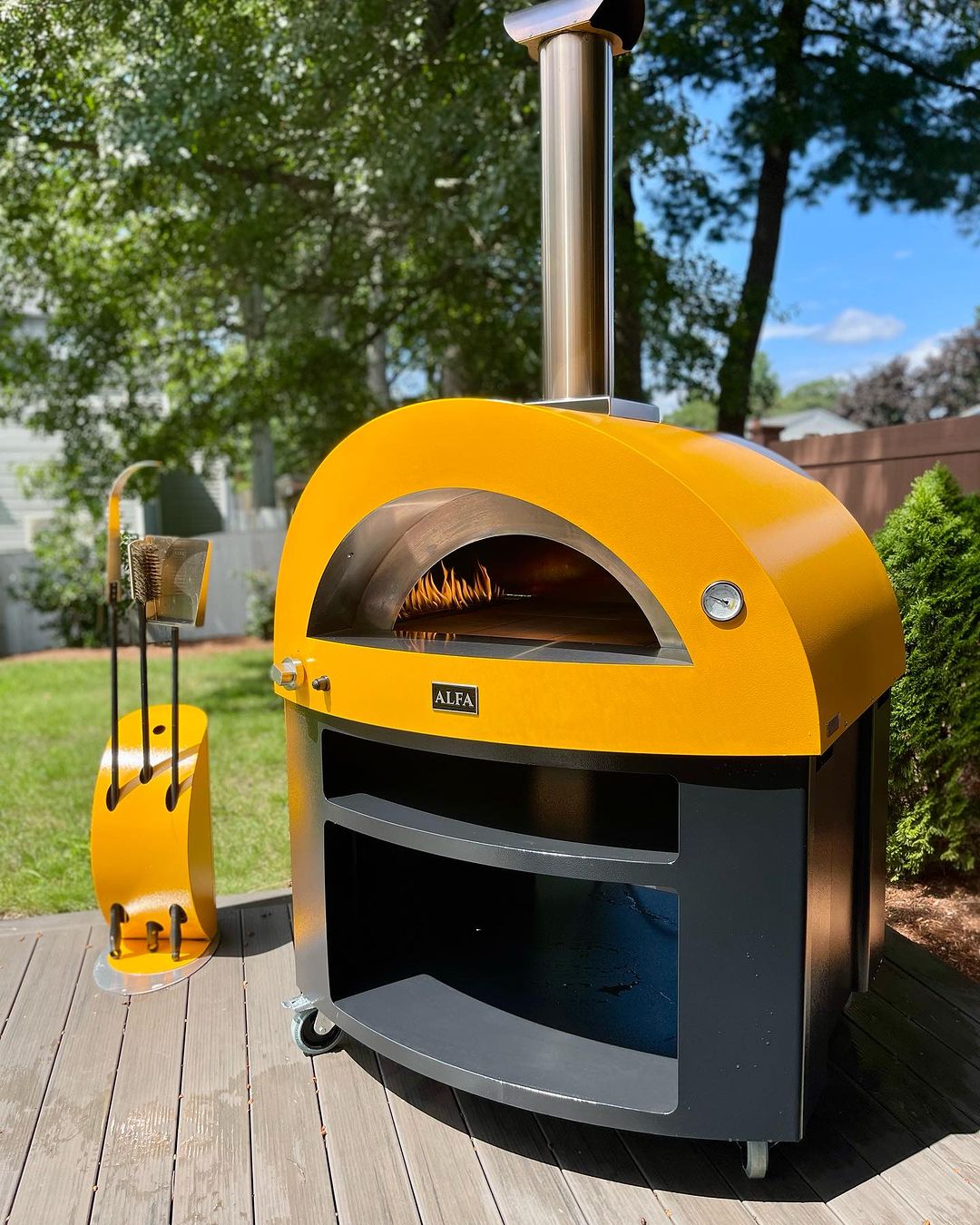 Alfa Moderno 5 Pizze Outdoor Gas Hybrid Pizza Oven with Black Base - Freestanding - Fire Yellow - view 6